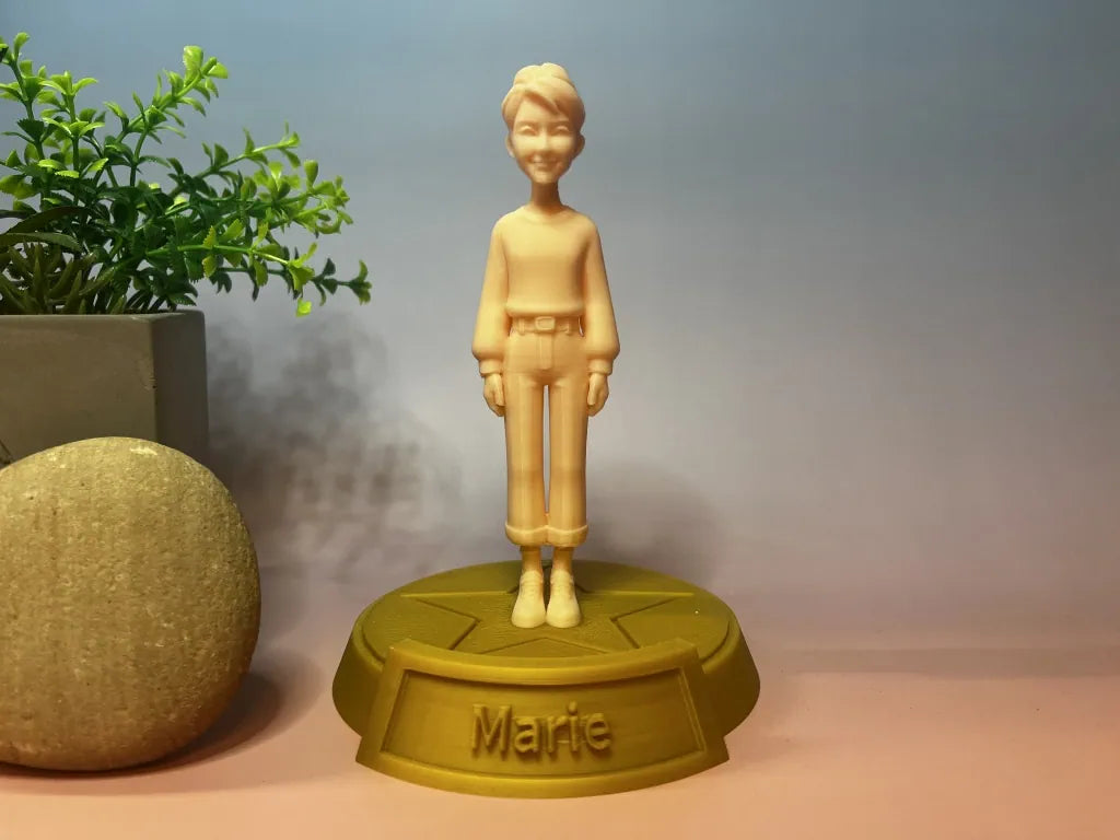 3D-Figur nach Foto – Seitenansicht mit goldenem Sockel, handgefertigt von abtnorr3D