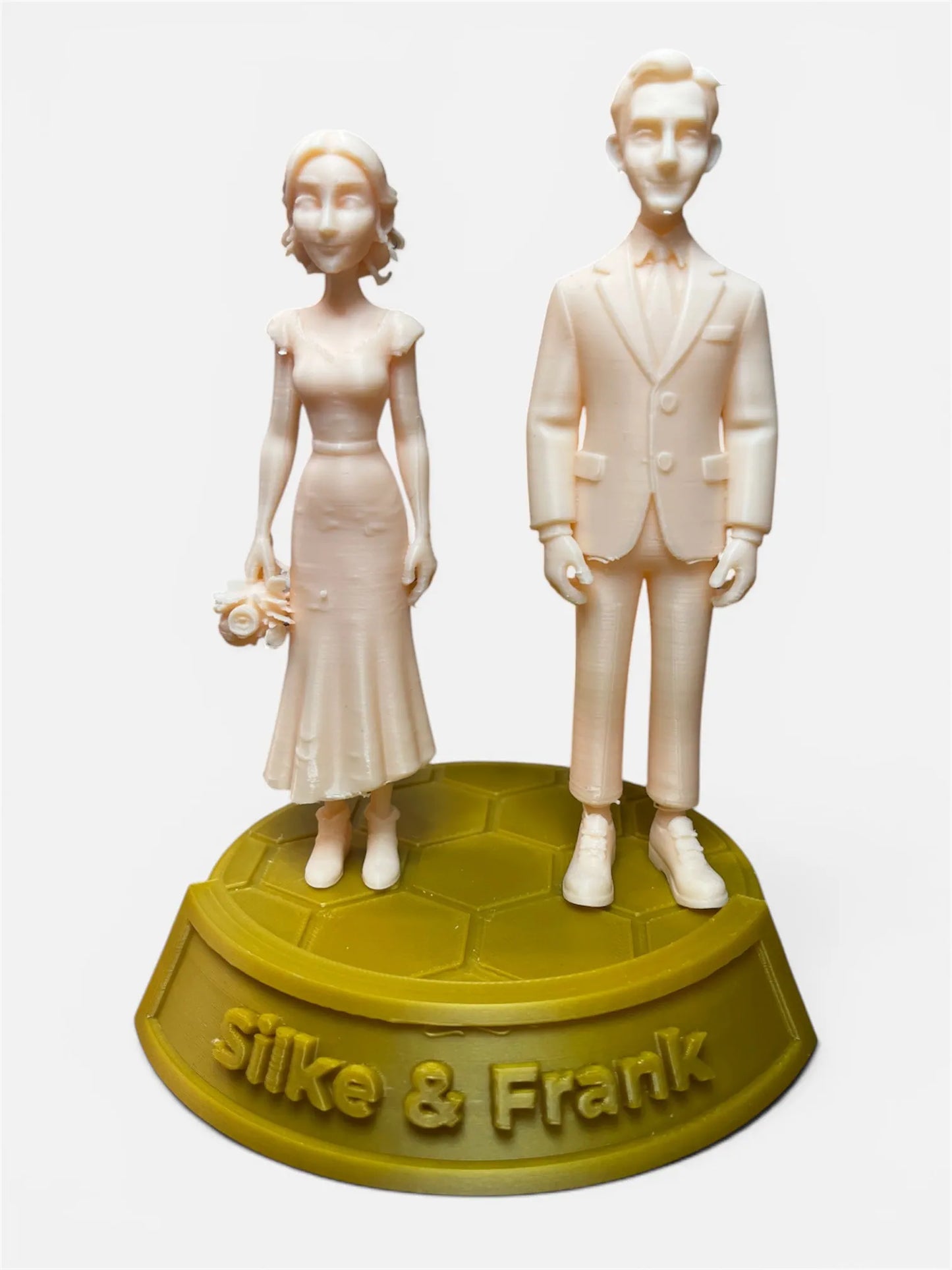 Personalisierter Hochzeitspaar Tortentopper – 3D-Figur Silke und Frank auf goldenem Namenssockel