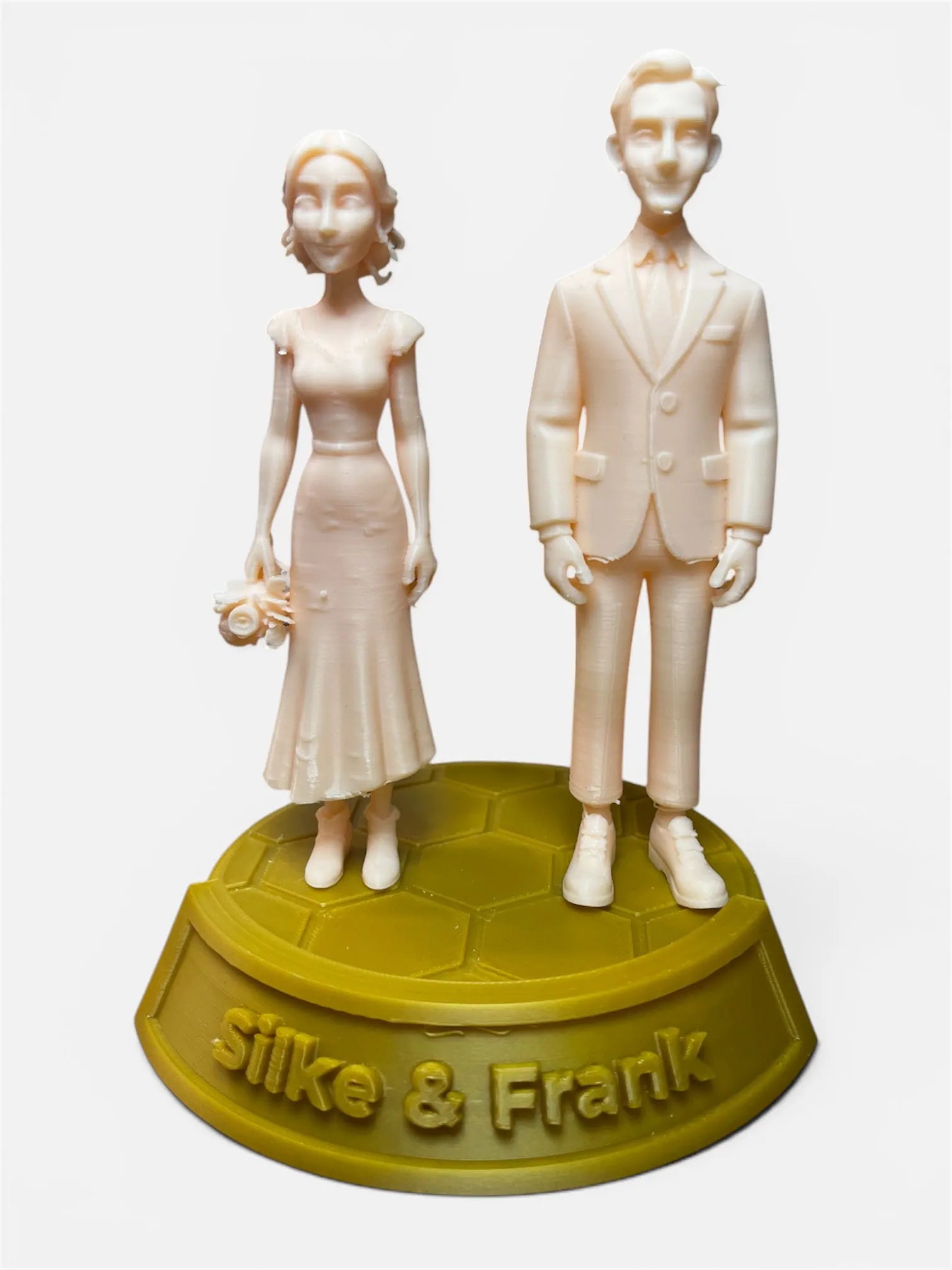 Personalisierter Hochzeitspaar Tortentopper – 3D-Figur Silke und Frank auf goldenem Namenssockel