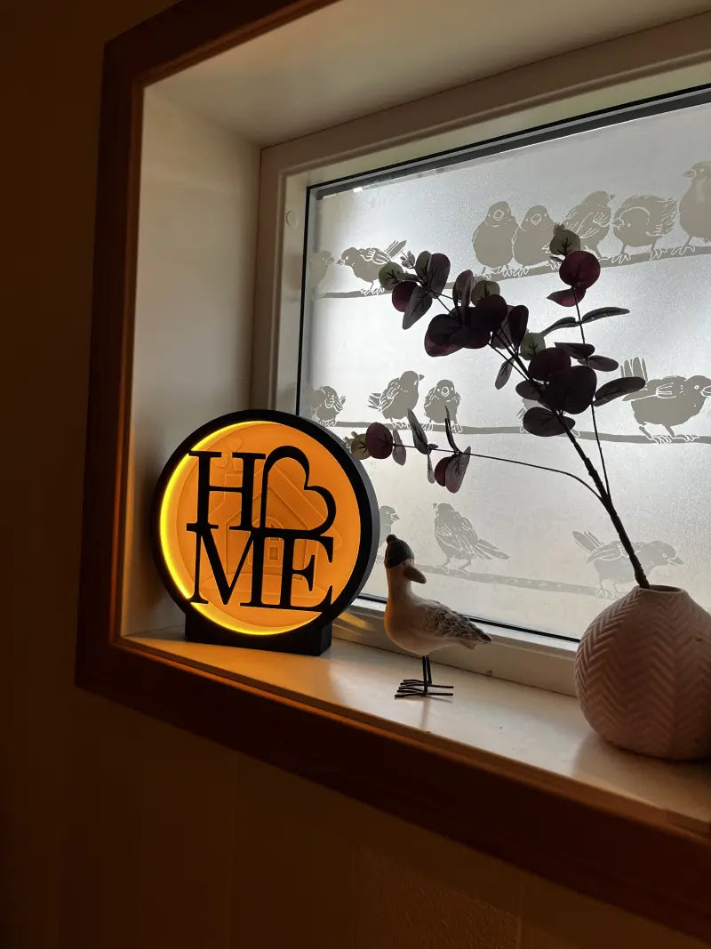 Runde ‚I Love Home‘ Design-Lampe (30 cm) mit warmem Licht auf Fensterbank