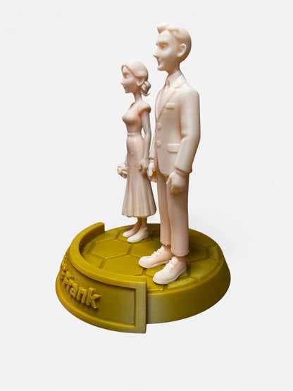 Seitenansicht links Hochzeitspaar auf goldenem Sockel.
