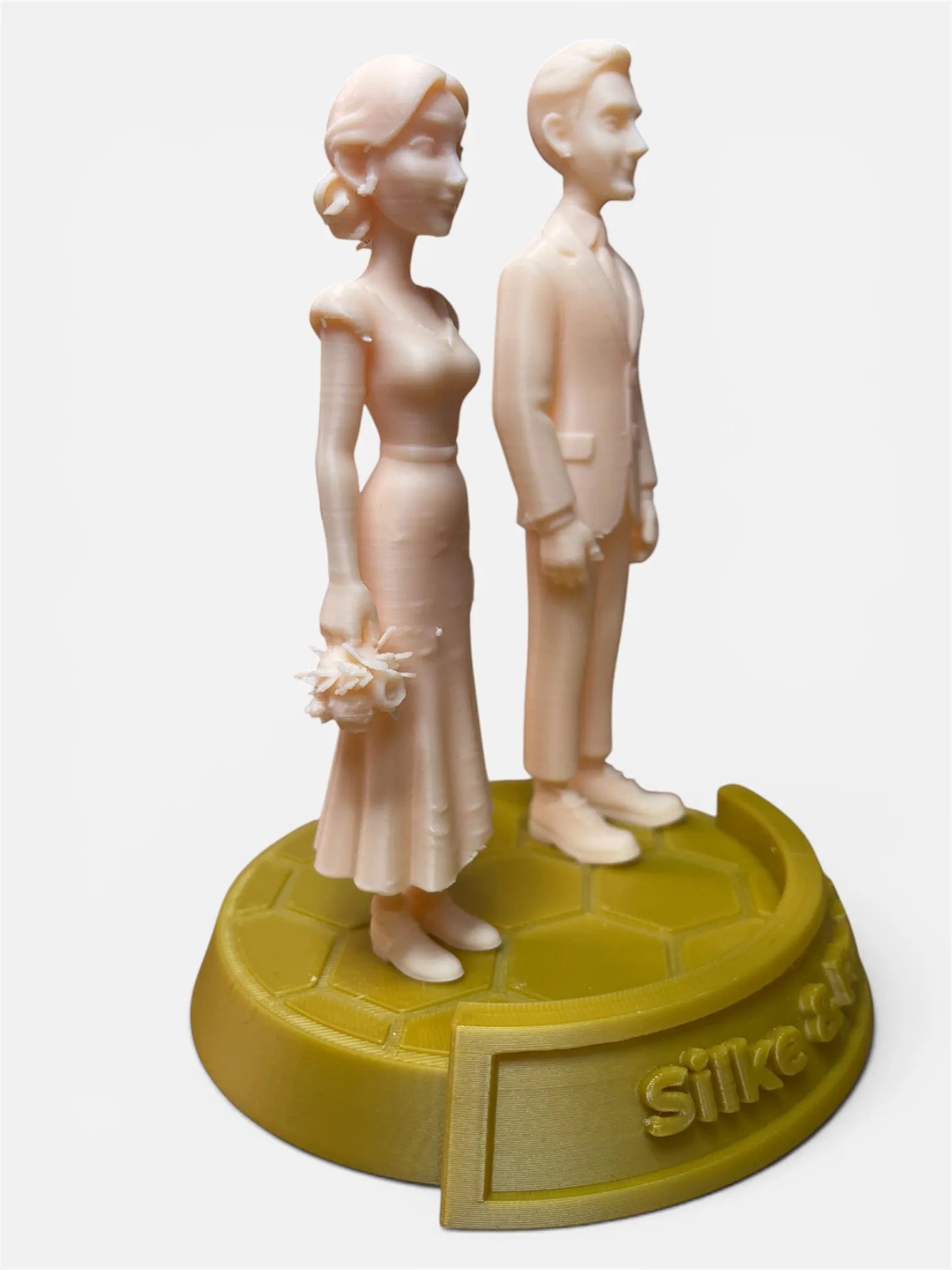 Personalisierter Hochzeitspaar Tortentopper mit Namenszug und Sockel.