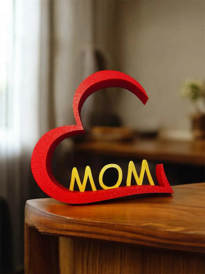 Herz-Aufsteller ‚MOM‘ in Rot mit goldener Schrift – Deko auf Tisch
