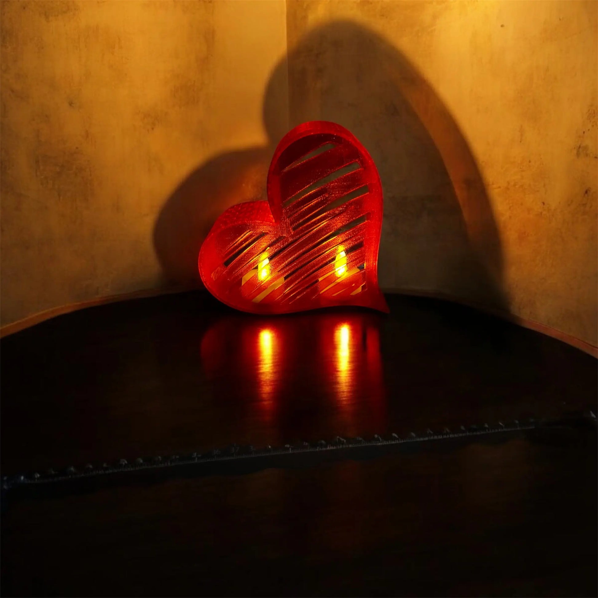 Rotes Design-Herz ‚Red Love‘ als Blickfang – stimmungsvolle Deko im Raum