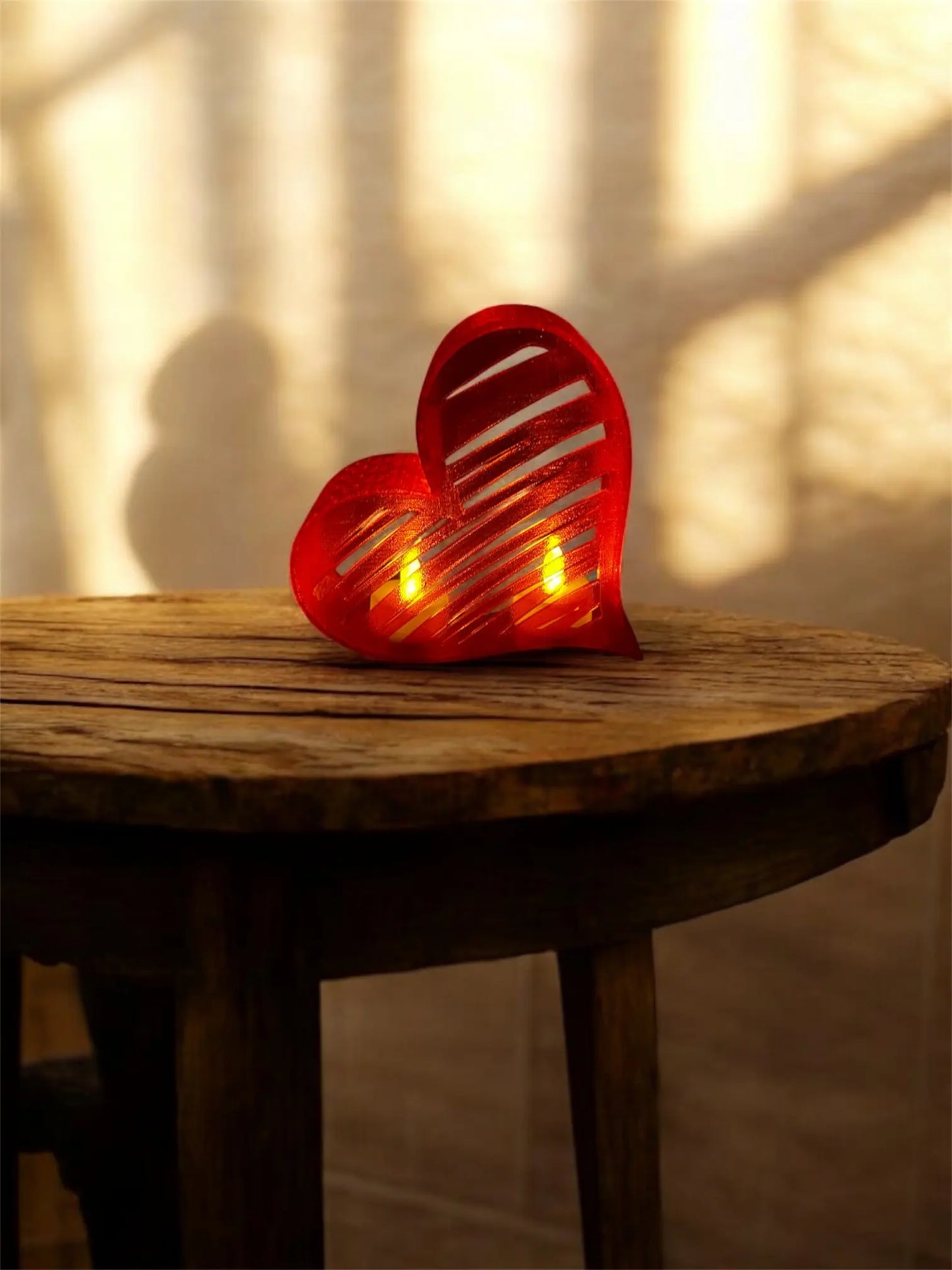 Deko-Herz ‚Red Love‘ in Rot – modernes Design auf Holztisch im Sonnenlicht