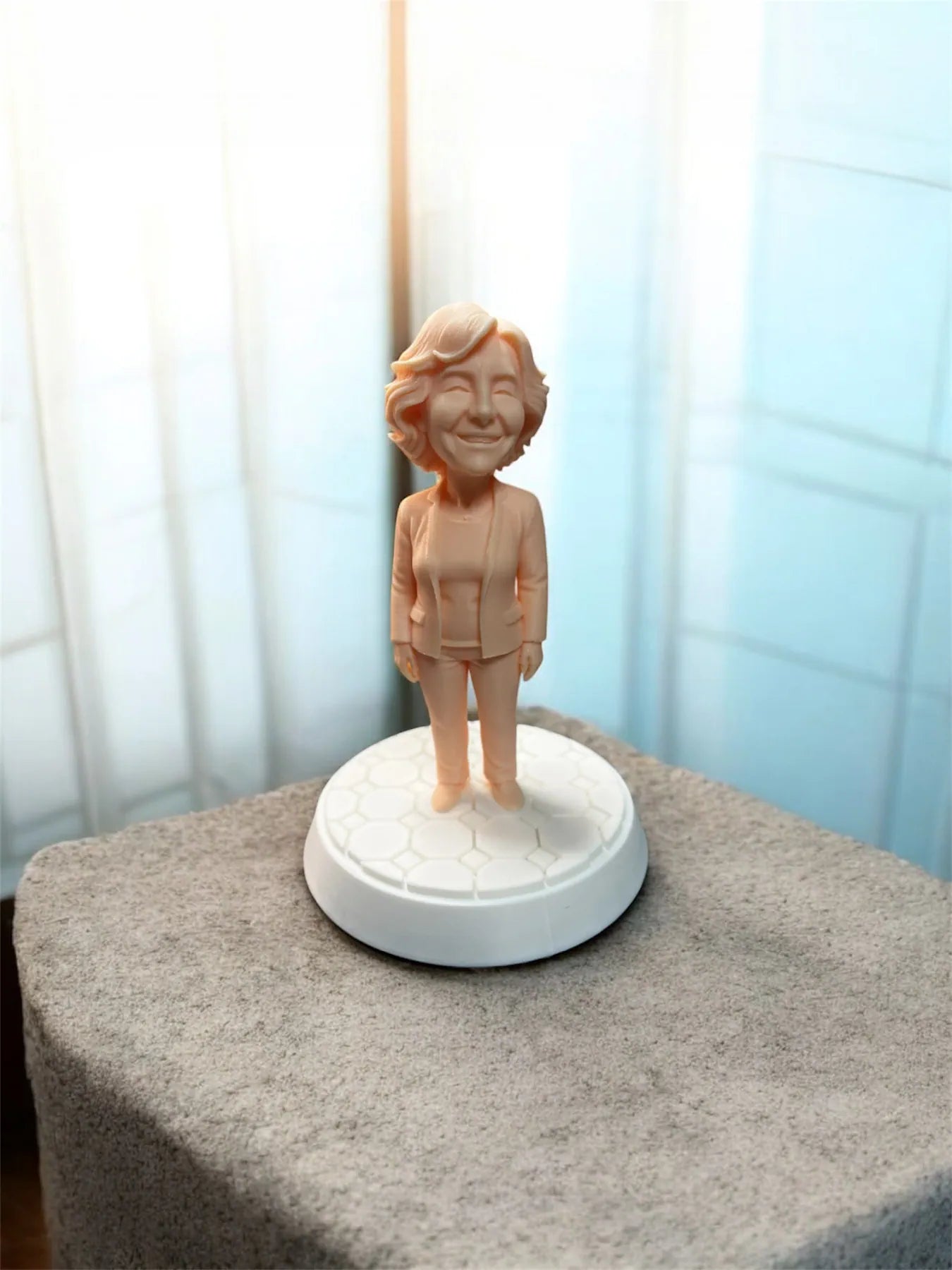 Einfarbige 3D-Figur nach Foto zum Bemalen, ca. 14,5 cm, auf Podest