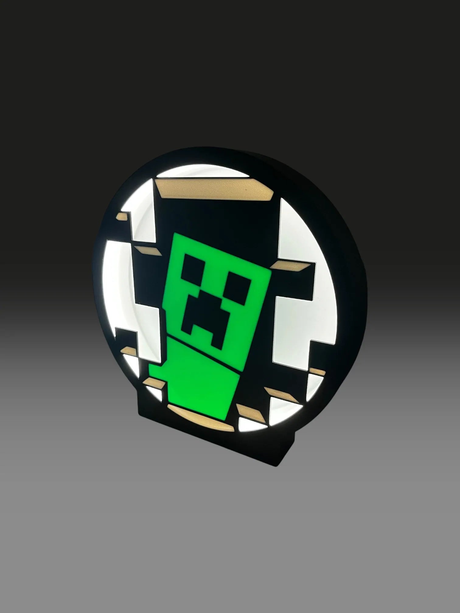 Gamer-Lampe Block-Style Schrägansicht – Gehäusetiefe und Pixel-Design erkennbar