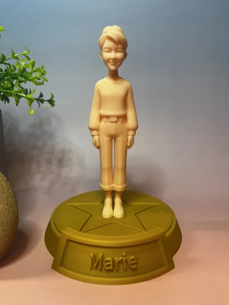 Detailansicht einer 3D-gedruckten Miniatur-Frau mit personalisierten Gesichtszügen – hochwertiges 3D-Porträt als einzigartige Geschenkidee.