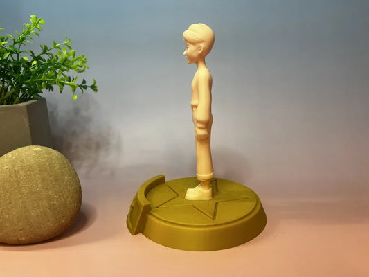 Seitenansicht der individuellen 3D-Figur mit Namensbeschriftung – plastische Darstellung eines 3D-Druck-Mini-Me in hautähnlicher Optik.