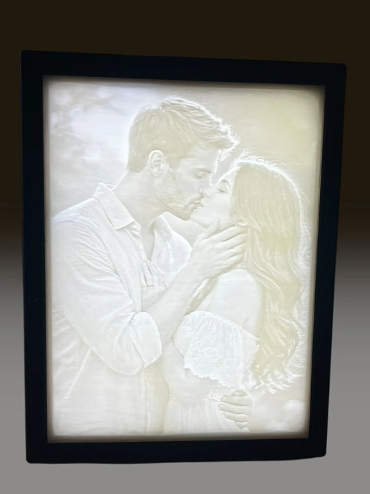 Lithophan Bilderrahmen – küssendes Pärchen als personalisiertes 3D-Lichtbild