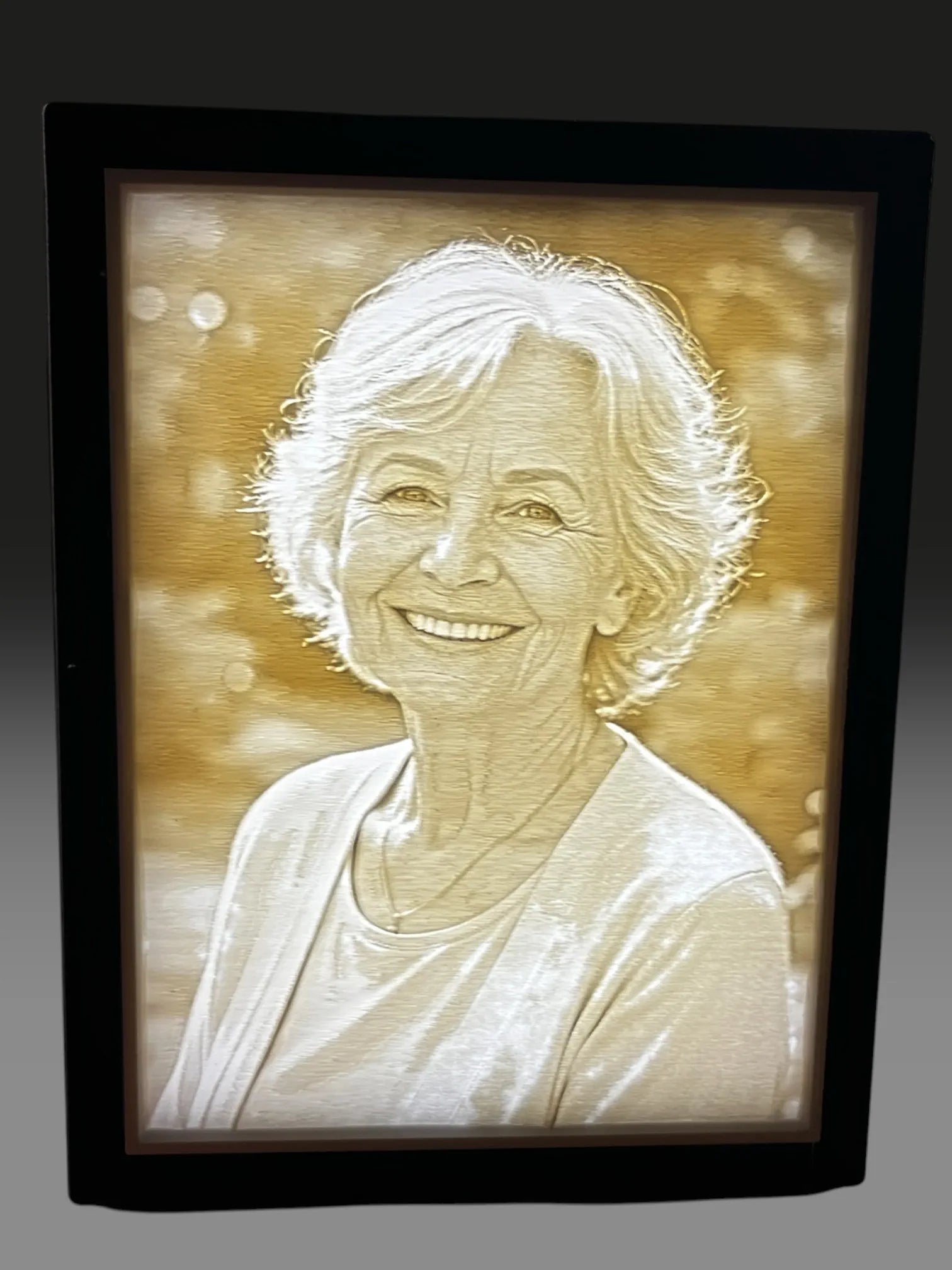 Lithophan-Bilderrahmen – Personenportrait als 3D-Relief mit warmem Gegenlicht